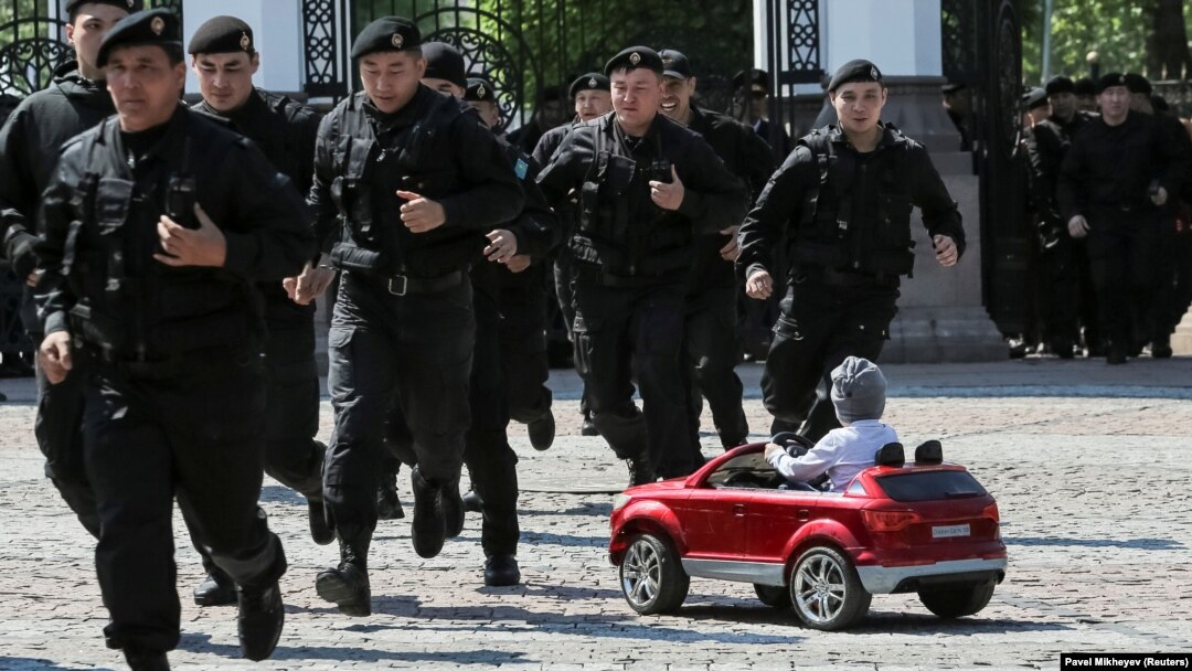 Полицейские во время митинга в Алматы 1 мая 2019 года.