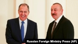 Министр иностранных дел России Сергей Лавров (слева) и президент Азербайджана Ильхам Алиев
