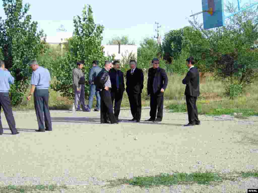 Такую же просьбу жители выразили и акиму Ауэзовского района Алматы Владимиру Устюгову (четвертый справа). 