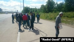 Муҳоҷирони тоҷику узбак дар яке аз мардикорбозорҳои шаҳри Петербург