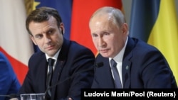 Рускиот претседател Владимир Путин и неговиот француски колега Емануел Макрон