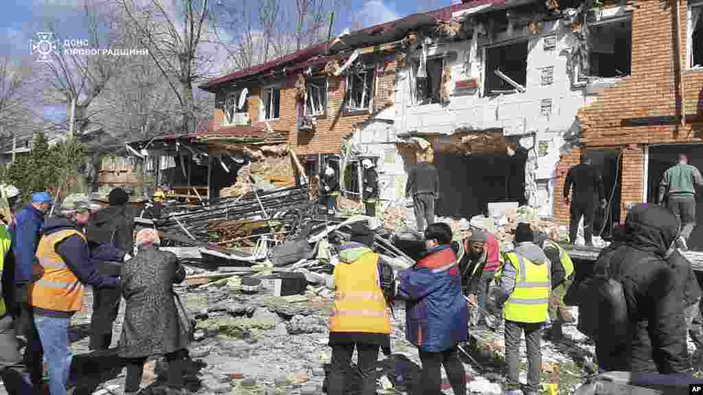 Kropivnıtskıy şeeri martnıñ 20-nde soñki yılları dronlarnıñ eñ büyük ücümine oğrağan soñ çoq daireli ev sakinleri yıqıntılarnı toplay.Martnıñ başında Ukrayina barışıq muzakereleri vaqtında ateşni bütünley toqtatmağa razı oldı, amma bu teklif Rusiye tarafından red etildi.