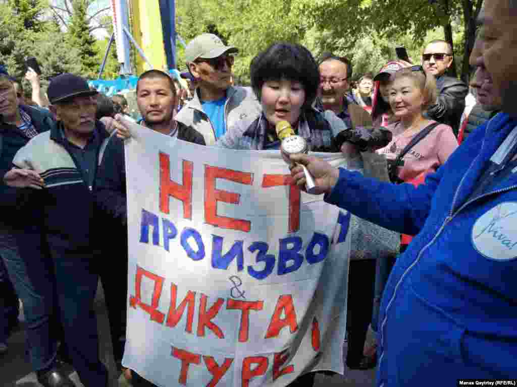 Протестующие с плакатом «Нет произволу диктатуры!». Алматы, 1 мая 2019 года.
