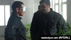 Военнослужащий Нарек Аветисян после операции в Офтальмологическом центре имени Малаяна, Ереван, 16 декабря 2011 г.. 