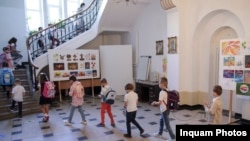 Candidații la alegerile locale folosesc imaginea copiilor în interes electoral deși legea interzice în mod expres acest lucru
