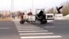 Из-за подготовки к авторалли в Туркменабаде и на автотрассах перекрыто движение, людей заставили вручную мыть асфальт