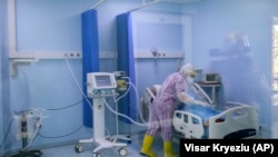 Një infermiere në Kujdesin Intensiv në Klinikën Infektive, përkujdeset për një pacient me COVID-19. Prishtinë, 21 shtator, 2020. 