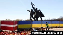 Памятник советским воинам в столице Латвии, архивное фото 