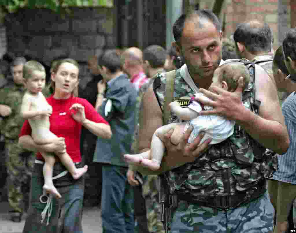 На другий день бойовики звільнили 26 жінок і дітей, 2 вересня 2004 року