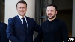 Офіс додає, що Володимир Зеленський (праворуч) і Еммануель Макрон також обговорили шлях України до членства в Євросоюзі (архівне фото)