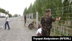 Ноокендин Таш-Төбө айылынын четиндеги чек араны тосуу иштеринен. Жалал-Абад, сентябрь, 2013.