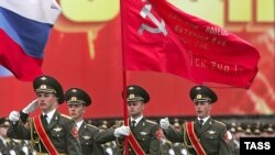 Офіційний прапор Перемоги дбайливо зберігають у Москві, в музеї виставляють і на парад виносять дублікат, а по країні на 9 травня розвішують копії. Тепер за російським зразком має бути і в Україні