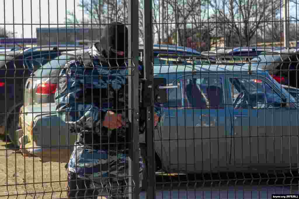 У співробітників редакції обшукують приватні столи, вивчають комп'ютери.