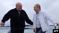 Aljakszandr Lukasenka belarusz és Vlagyimir Putyin orosz elnök egy jachton a Fekete-tengeren 2021. május 29-én