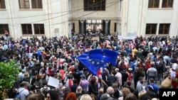 Ցուցարարները Վրաստանի խորհրդարանի շենքի մոտ, Թբիլիսի, 28-ը մայիսի, 2024թ.