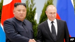 Ресей президенті Владимир Путин (оң жақта) Солтүстік Корея басшысы Ким Чен Ын. Владивосток, Ресей, 25 сәуір, 2019 жыл.