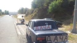 Советский автомобиль на обочине дороги в Узбекистане.