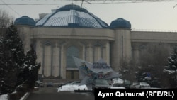 Реклама государственной программы «Рухани Жангыру» рядом со зданием музея по проспекту Назарбаева в Алматы. 9 февраля 2018 года.