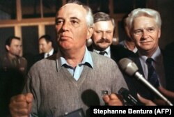 Mihail Gorbacsov szovjet elnök először jelenik meg a katonai puccs után, és újságírókkal beszél vidéki házában, 1991. augusztus 21-én