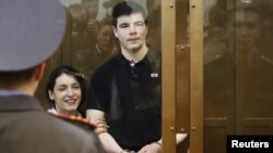 Члены неонацистской группировки Никита Тихонов и Евгения Хасис, представшие перед судом по обвинению в убийстве Маркелова и Бабуровой. Москва, 6 мая 2011 года.