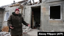 Авдеевканын тургуну 73 жаштагы Валентинанын үйүнө соңку кармаш учурунда снаряд тийген.