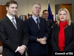 Posrednik u dijalogu Robert Kuper sa pregovaračima Beograda i Prištine, Borisom Stefanovićem i Editom Tahiri, Brisel, novembar 2011.