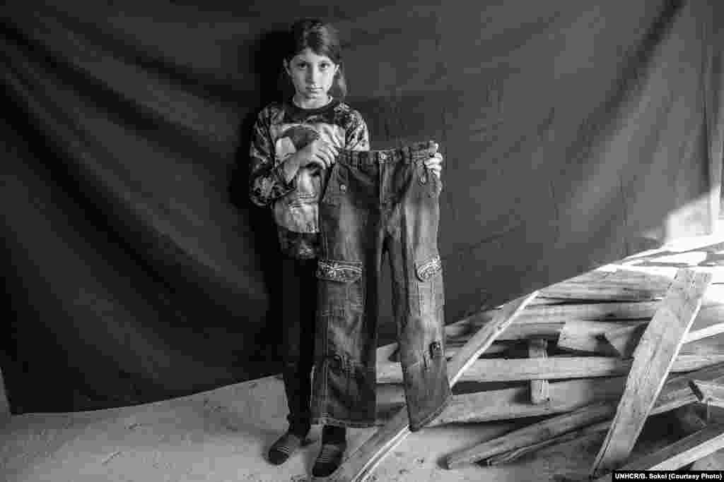 Leila ima 9 godina, sa četiri sestre, majkom bakom i djedom izbjegla je u Irak. Najvažnija stvar koju je ona uspjela ponijeti sa sobom svoje omiljene hlače.
