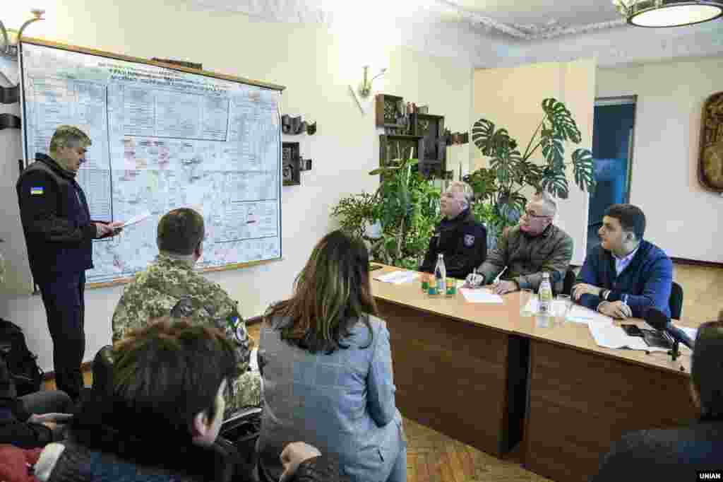 Голова ДСНС України Микола Чечоткін (ліворуч), перший заступник міністра внутрішніх справ України Сергій Яровий, прем'єр-міністр України Володимир Гройсман (праворуч) під час засідання оперативного штабу поблизу Ічні 