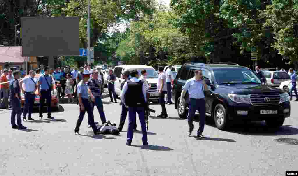 Через полтора месяца в Алматы погибли десять человек, но, в отличие от событий в Актобе, — от рук одного нападавшего, который атаковал сначала здание Алмалинского РУВД, где захватил автомат Калашникова у постового, стрелял в полицейских, затем разгуливал по городу с их табельным оружием, совершая атаки на здание ДКНБ, департамент государственных доходов. После этой атаки перед зданием Алмалинского РУВД появился высокий забор, который, по словам представителя ДВД Алматы, был построен на «личные средства» руководителя управления.