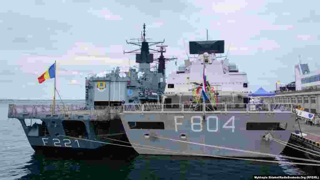 Румунський фрегат Regele Ferdinand (F 221) пришвартували поряд із ракетним фрегатом Нідерландів. Сучасні фрегати – універсальні кораблі, головними завданнями яких є боротьба із субмаринами, протиповітряної та протиракетної оборони авіаносців