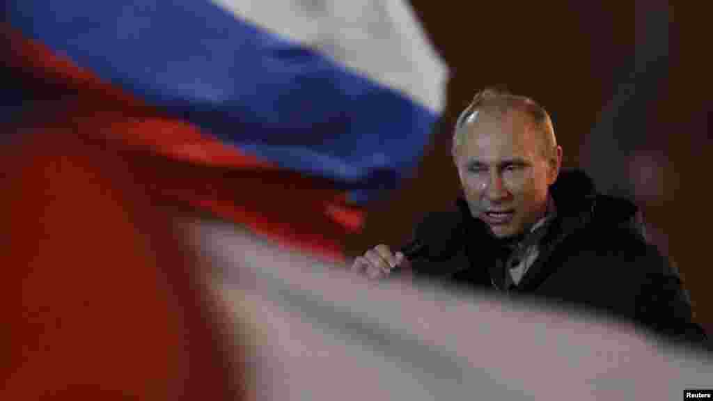 Слеза радости Владимира Путина во время выступления на Манежной площади в Москве 4 марта по случаю победы на выборах, результаты которых оппозиция подвергла сомнению. (Reuters/Денис Синяков)