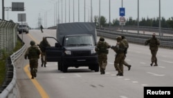 Бойцы ЧВК "Вагнер" на трассе М4, связывающей южные регионы России с Москвой, близ Воронежа, 24 июня 2023 г.