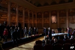 Oamenii trec pe lângă sicriul fostului președinte sovietic Mihail Gorbaciov în interiorul Sălii Stâlpilor din Casa Unirii, în timpul funeraliilor organizate la Moscova, Rusia, sâmbătă, 3 septembrie 2022.