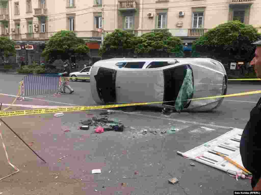 21 июнь иртәсендә Тбилиси үзәге. Оппозицион сәясәтче Григол Вашадзе "Без 21 июнь 19:00 сәгатьтә Руставелли мәйданында очрашачакбыз. Безгә бу кешеләр белән ничек эш итү планы турында килешергә кирәк", диде.