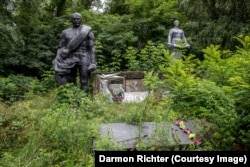 Poliszke, Ukrajna. Az emlékművön, amelyet már az erdő kezd bekebelezni, annyi áll tömören, egyszerűen, hogy: “1941-1945. Emlékezünk.”