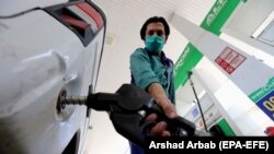 خلک وايي په پمپونو کې یا تېل نه پلورل کېږي یا ګران دي