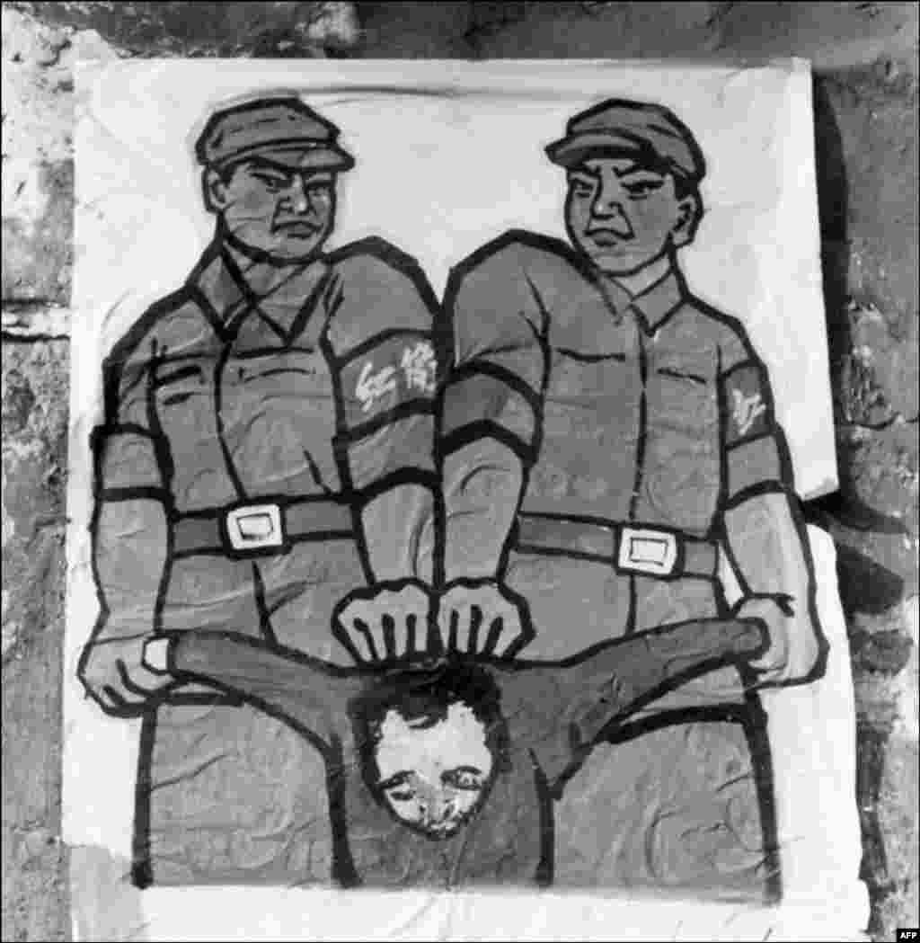 پوستری در زمان انقلاب فرهنگی که نشان می دهد چه سرنوشتی در انتظار «دشمنان مردم» است