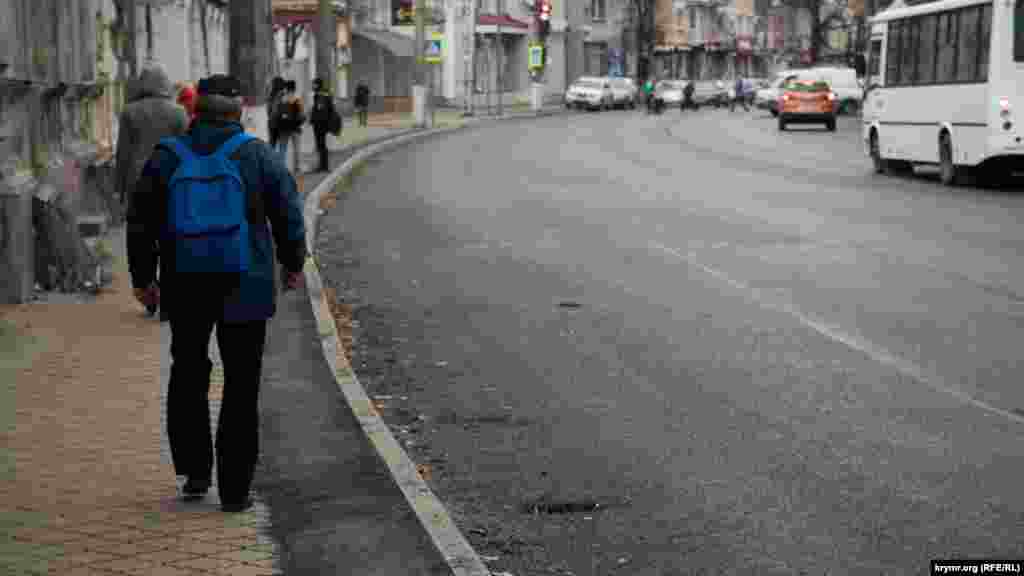 Yağmur kanalizatsiyasından tek küçük teşikler qaldı