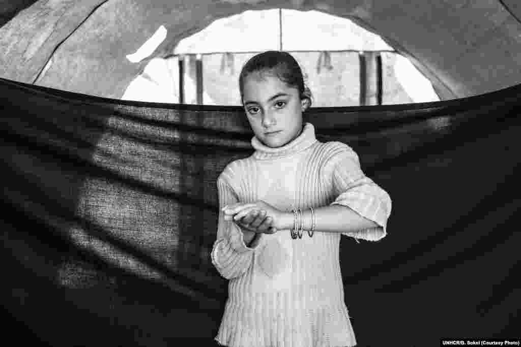 May (8) ima noćne more od vremena kad je njen otac nasilno ubijen. Najvažnija stvar koju je donijela sa sobom su narukvice koje nosi na ruci.