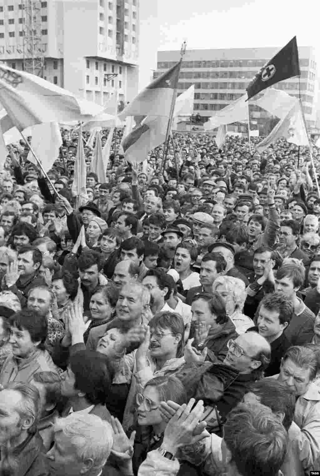 Демонстрация на Майдане в Киеве, организованная украинским народным движением «Рух», 23 октября 1989 года. Организация стала движущей силой продвижения Украины к независимости