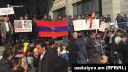 Դասադուլ անողները նախարարությունների շենքի դիմաց, 11-ը նոյեմբերի, Երևան