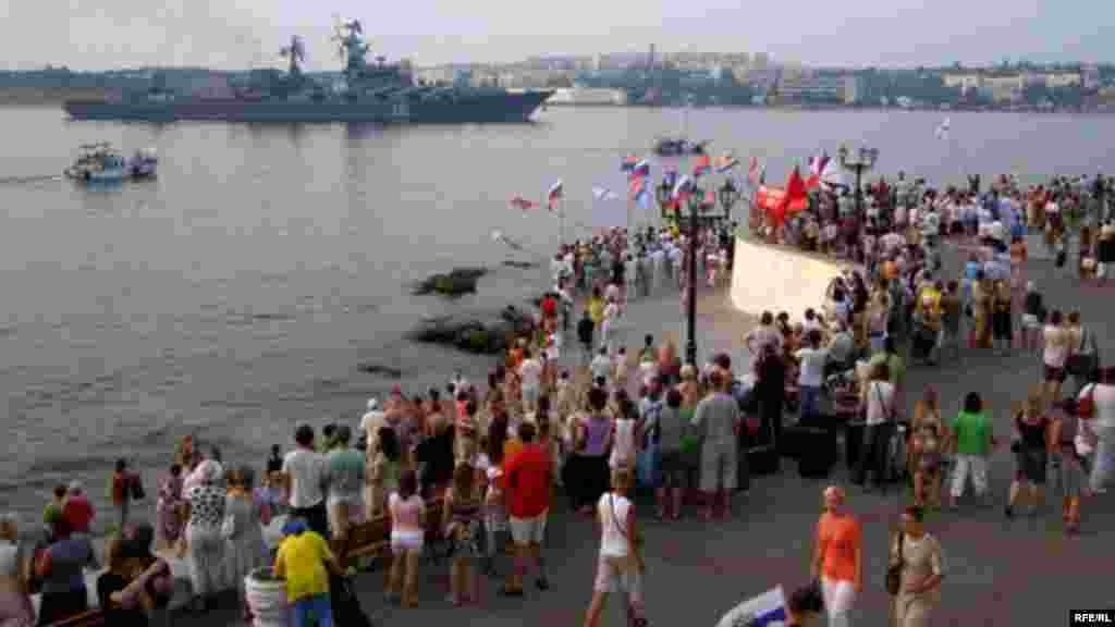 2008 рік. Напередодні святкування 17-ї річниці незалежності України, до Севастополя зайшли російські кораблі, що брали участь у блокуванні грузинського узбережжя (під час російської війни проти Грузії – КР). Їх зустрічали проросійські активісти 