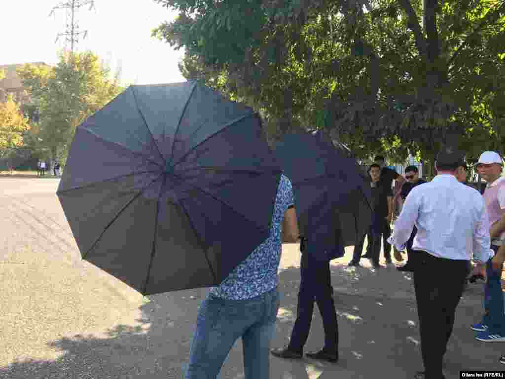 Неизвестные чинили препятствия репортеру Азаттыка в Шымкенте - закрывали камеру смартфона зонтами. Это не первый подобный случай воспрепятствования работе журналиста. Предыдущие случаи оставались безнаказанными, несмотря на обращения в полицию. Неоднократно неизвестные создавали препоны журналистам на глазах у полицейских, но те не предприняли никаких действий. 