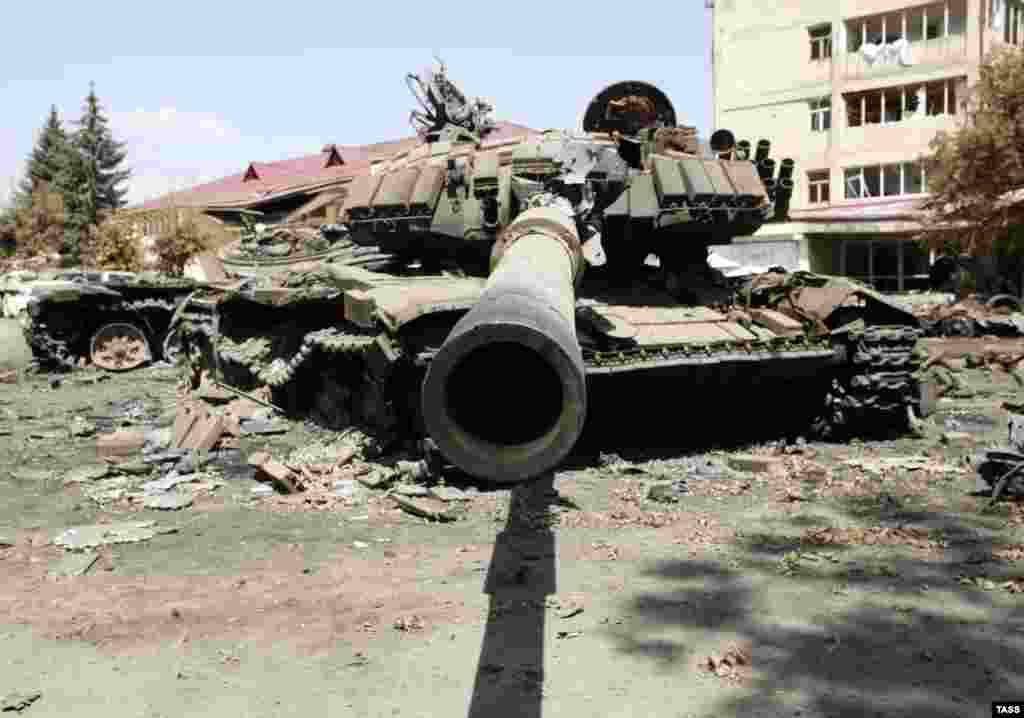 14 серпня: знищений грузинський танк серед руїн Цхінвалі. Російські та грузинські офіційні особи домовилися про план припинення вогню 12 серпня, який через два дні підписали керівники Південної Осетії та Абхазії (Фото ИТАР-ТАСС/ Валерій Матицін)