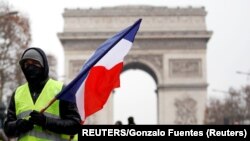لویجی دی مایو، معاون نخست وزیر ایتالیا اخیرا با تعدادی «جلیقه زردها» در حومه پاریس دیدار کرده است.