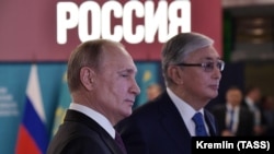 Архивное фото. Президент Казахстана Касым-Жомарт Токаев (справа) и президент России Владимир Путин