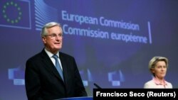 Michel Barnier, az EU vezető tárgyalója és Ursula von der Leyen, az Európai Bizottság elnöke bejelntik a megállapodást 2020. december 24-én.
