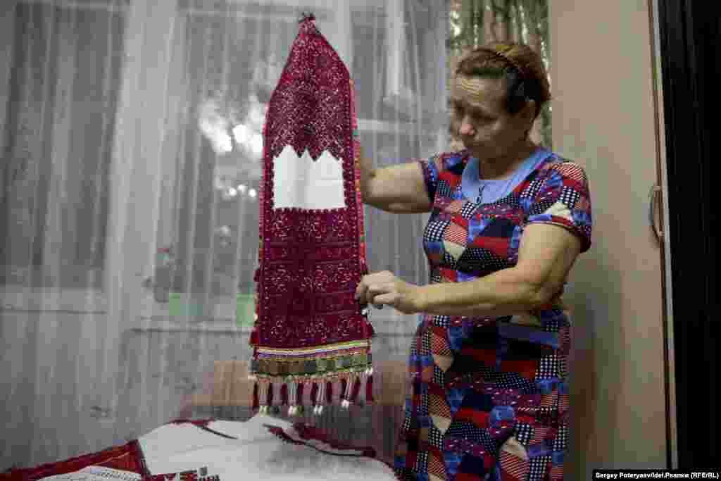 Свои работы мастер старается не продавать, а дарить музеям, чтобы сохранить для новых поколений культуру и историю этого языческого народа. 