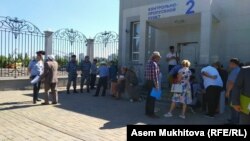 Граждане, несогласные с судебными решениями и действиями силовиков в отношении них или их родственников, у здания канцелярии бывшего президента Казахстана Нурсултана Назарбаева. Нур-Султан, 10 июля 2019 года.