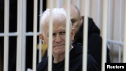 Nobelovac Aleš Bjaljacki, suosnivač Vjasne, grupe za ljudska prava tokom saslušanja u Minsku u januaru